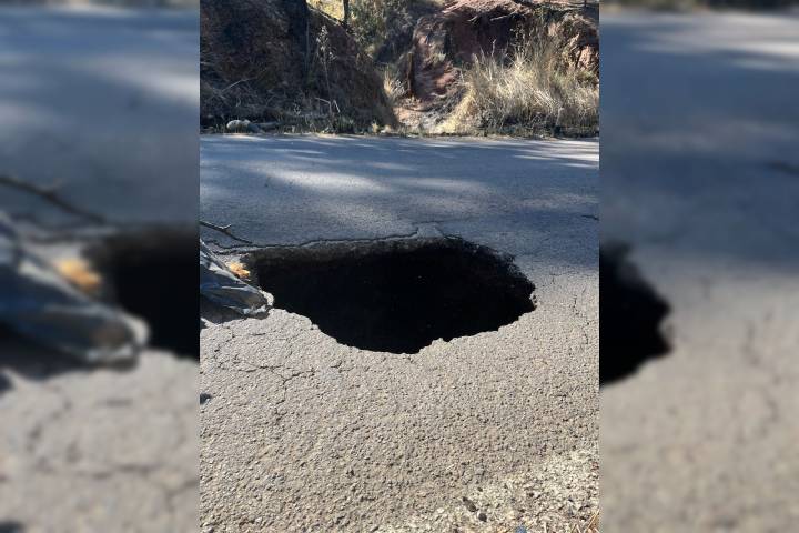 Alertan por socavón en la carretera libre Uruapan – Lombardía