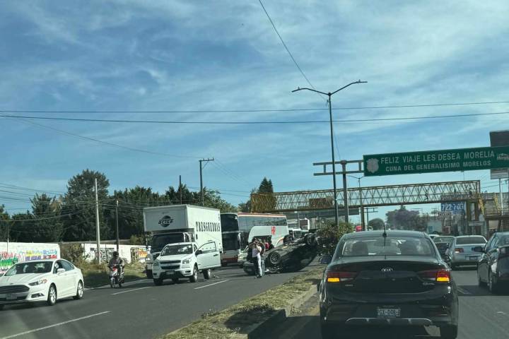 Se registra volcadura en la carretera Morelia-Salamanca; conductor abandona el vehículo