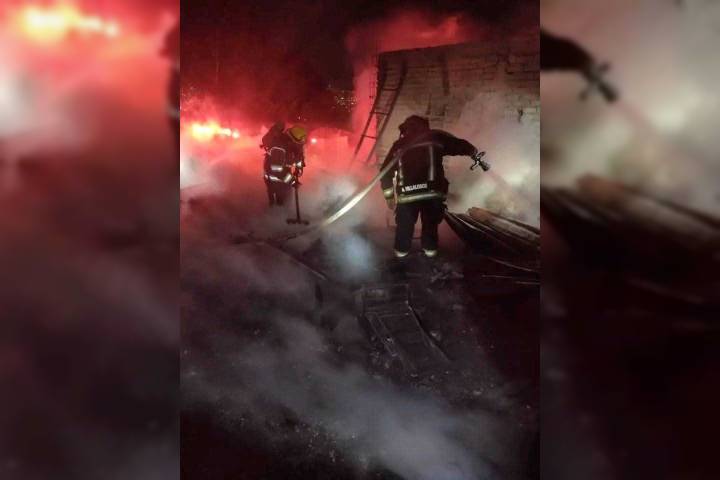 Incendio consume humilde vivienda a espaldas del Estadio Morelos