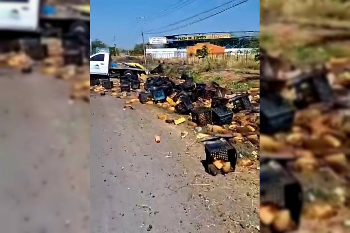 Se accidenta camioneta cargada con jugos en la carretera Apatzingán – Cuatro Caminos