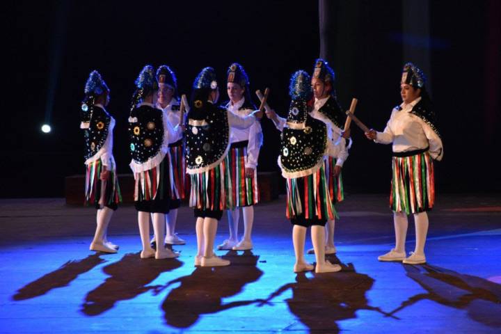 Mujeres participan en la danza del paloteo en la K