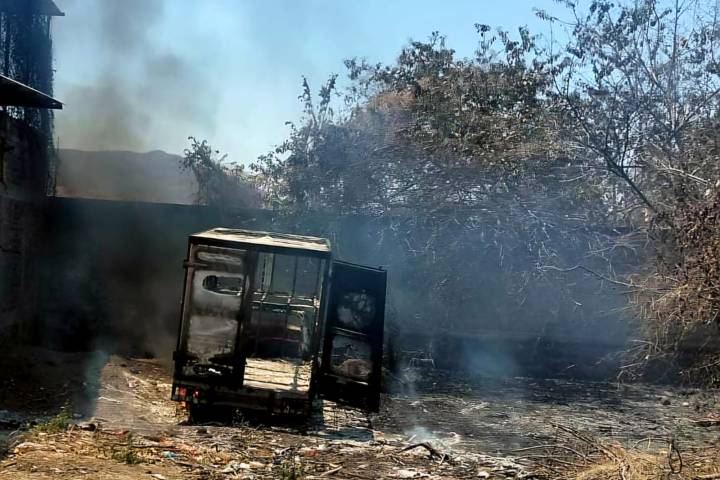 Delincuentes roban camioneta repartidora y la incendian en Apatzingán