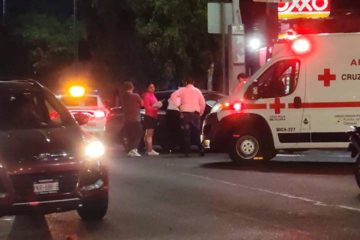 Choque de auto contra combi deja un herido en el libramiento de Morelia  