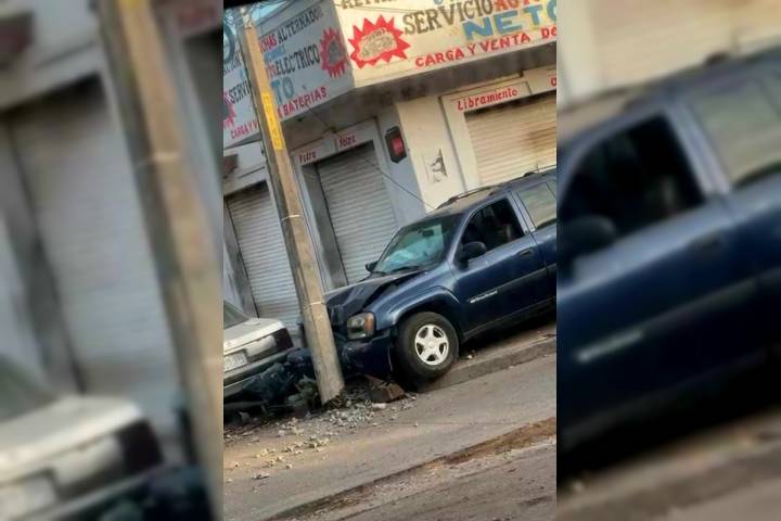 Choque vehicular deja sin energía eléctrica varias colonias en Uruapan