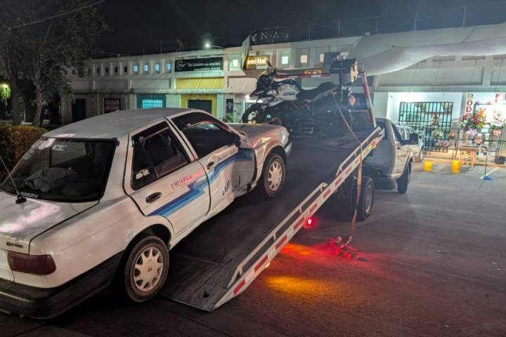 En persecución, motopatrullero de Tránsito choca contra taxi