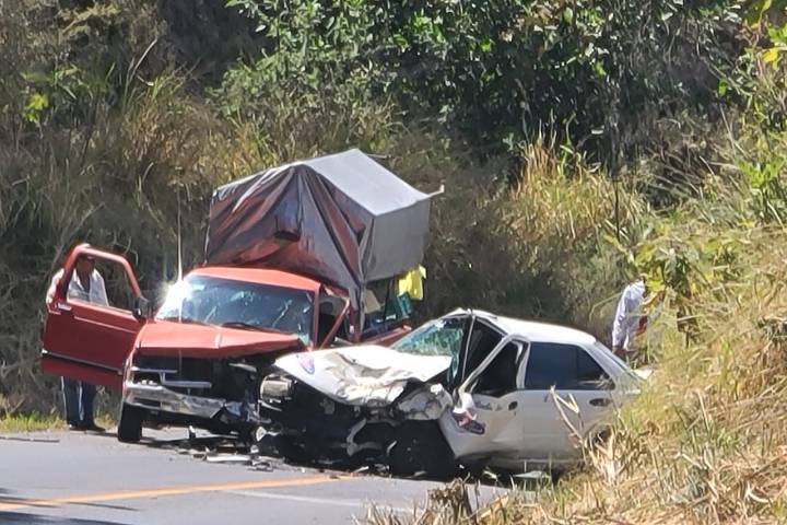 Dos lesionados tras brutal choque de taxi y camioneta, en la libre Uruapan-Lombardía 