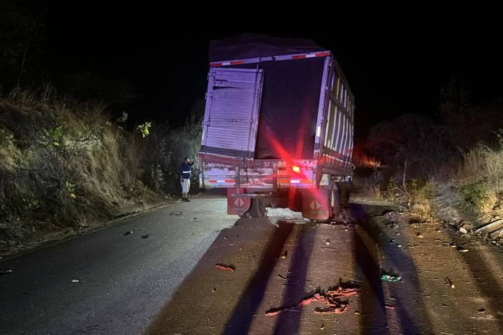 Vuelca camión de carga en Salvador Escalante 