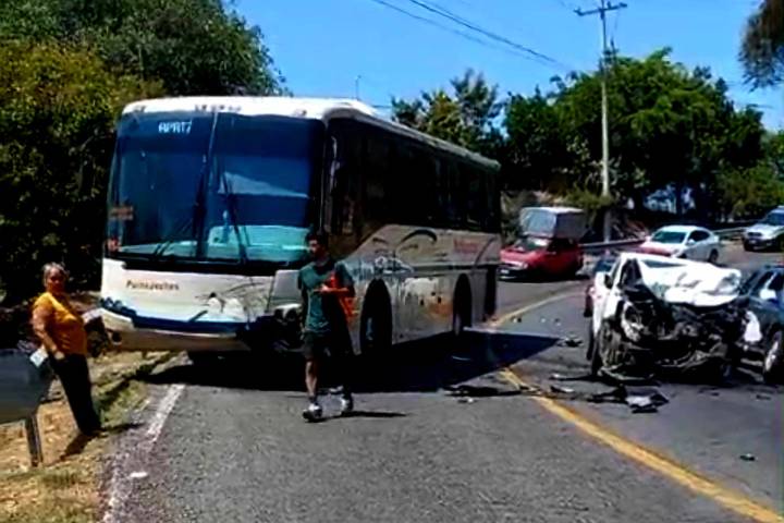 Camioneta choca contra autobús, en la carretera Uruapan – Lombardía; hay dos heridos