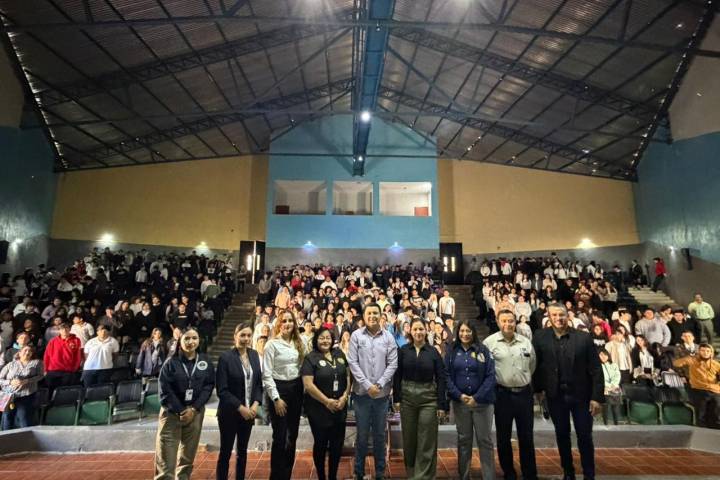 FGE imparte plática a estudiantes de nivel medio superior