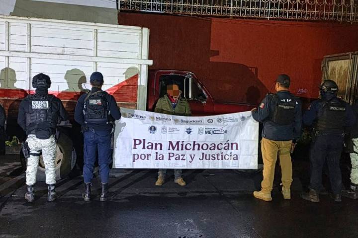 Detención por presunta tala ilegal detona retención de vehículos en comunidad de Capacuaro