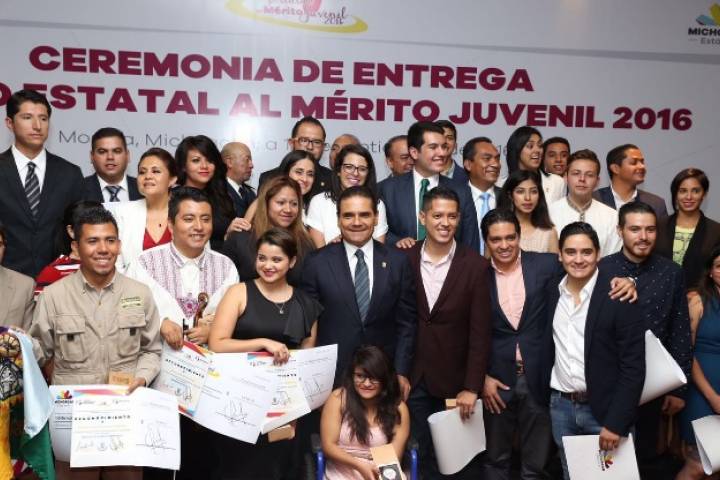 Entrega Gobernador Premio Estatal al Mérito Juvenil 2016